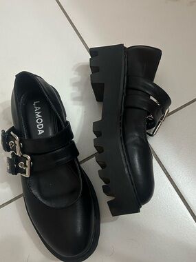 LAMODA Black Chunky Double-Buckle Mary Jane Loafers